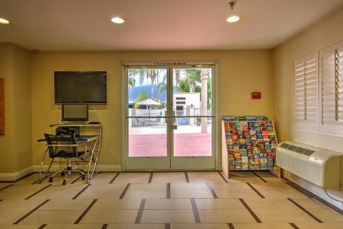 Burbank Inn and Suites - image 13