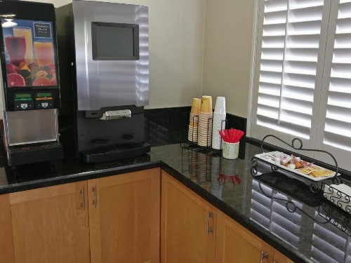 Burbank Inn and Suites - image 14