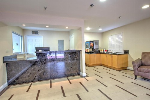 Burbank Inn and Suites - image 25