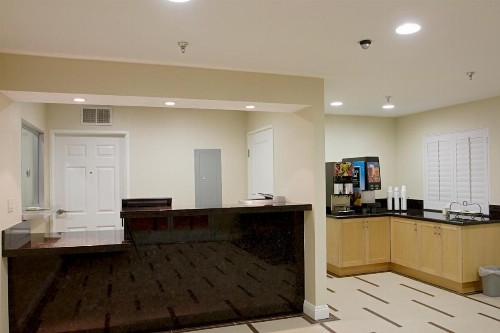 Burbank Inn and Suites - image 3