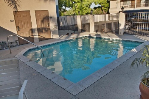 Burbank Inn and Suites - image 7