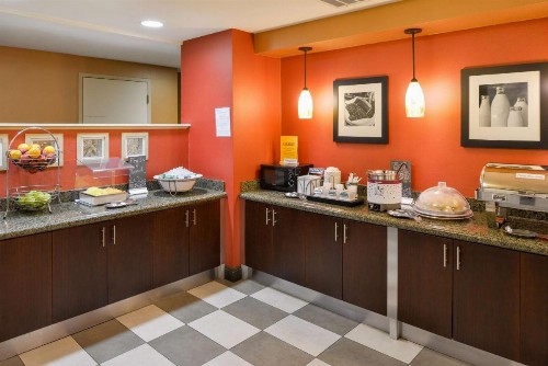 Hampton Inn & Suites San Francisco-Burlingame-Airport South - image 18
