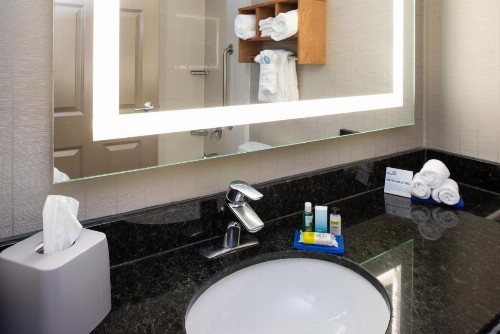 Holiday Inn Express San Francisco Airport South an IHG Hotel - image 2