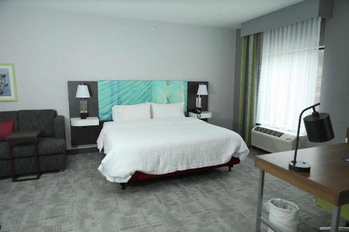 Hampton Inn & Suites Burlington - image 11