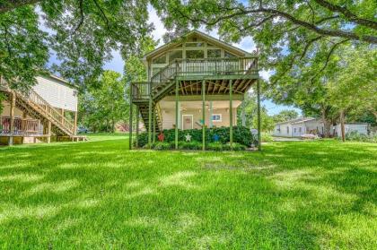 Cozy Retreat on Lake LBJ - 2 Bed 2 Bath Vacation home in Burnet