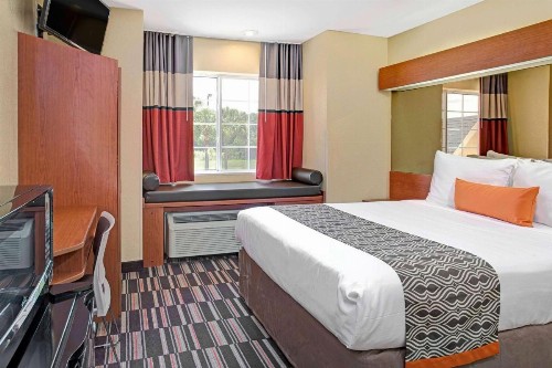 Microtel Inn & Suites by Wyndham Bushnell - image 10