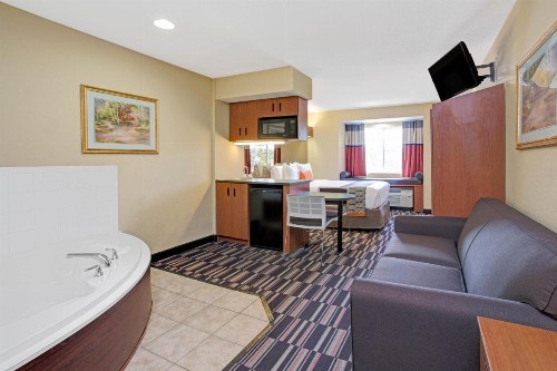 Microtel Inn & Suites by Wyndham Bushnell - image 13