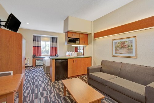 Microtel Inn & Suites by Wyndham Bushnell - image 14