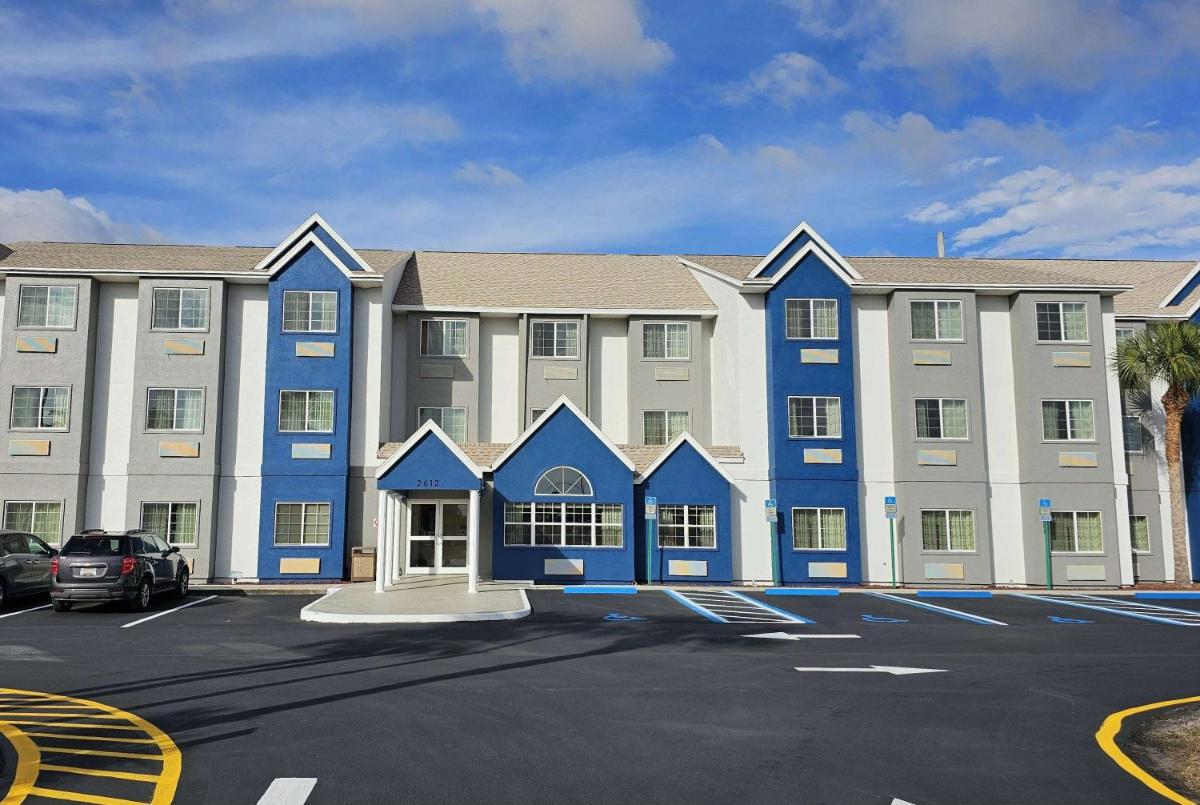 Microtel Inn & Suites by Wyndham Bushnell - image 2