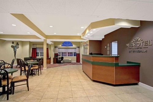Microtel Inn & Suites by Wyndham Bushnell - image 3