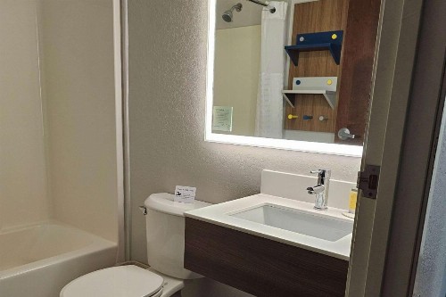Microtel Inn & Suites by Wyndham Bushnell - image 5