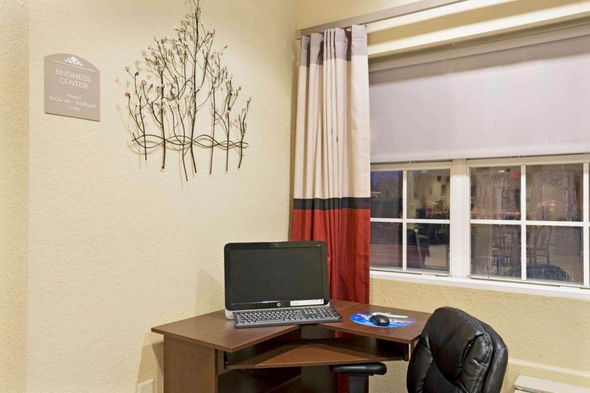Microtel Inn & Suites by Wyndham Bushnell - image 7