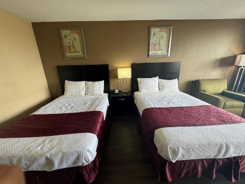 Rodeway Inn - image 11