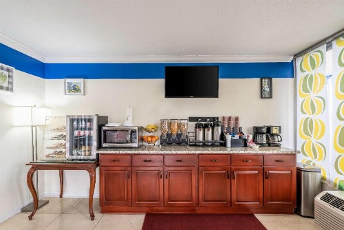Rodeway Inn - image 15