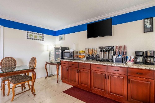 Rodeway Inn - image 17
