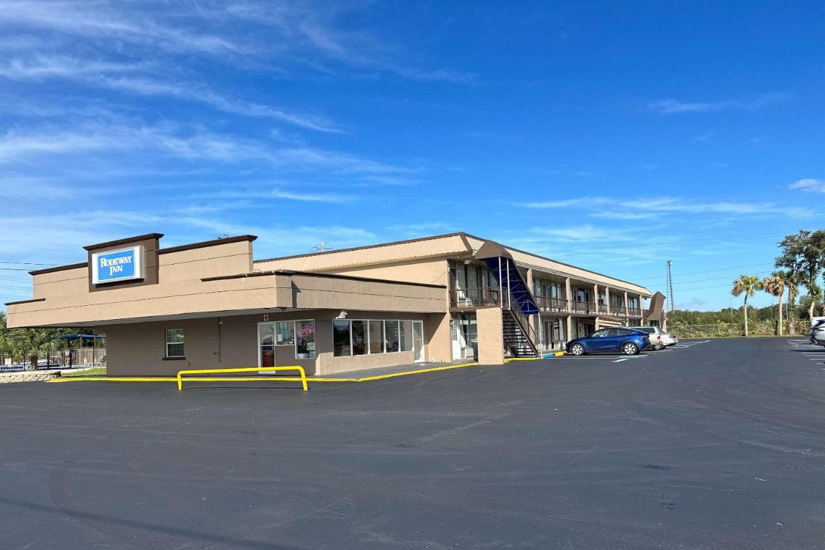 Rodeway Inn - image 2