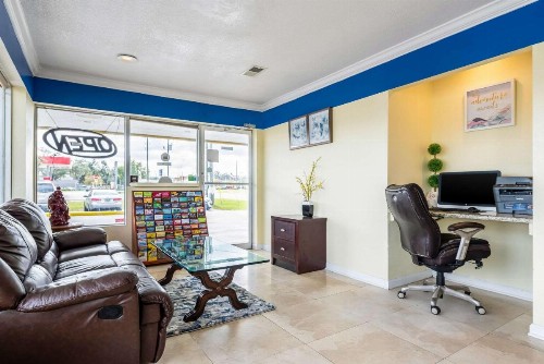 Rodeway Inn - image 20