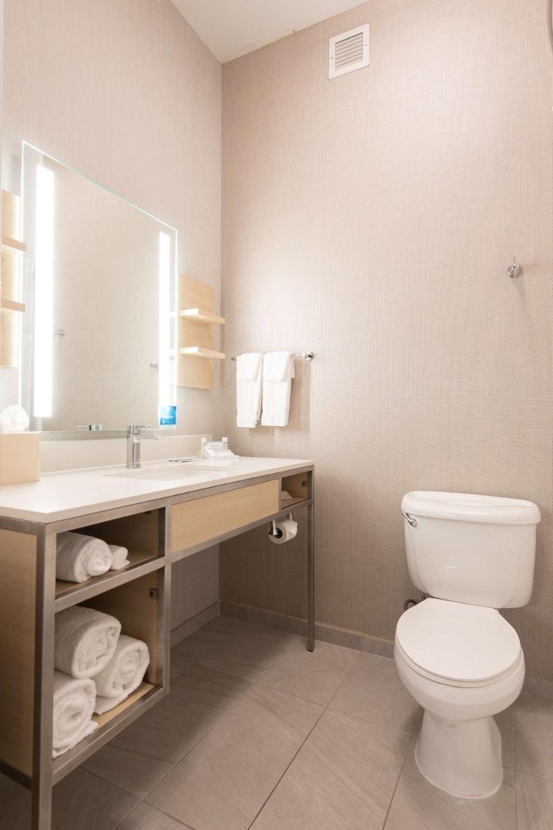 Hilton Garden Inn Calabasas - image 6