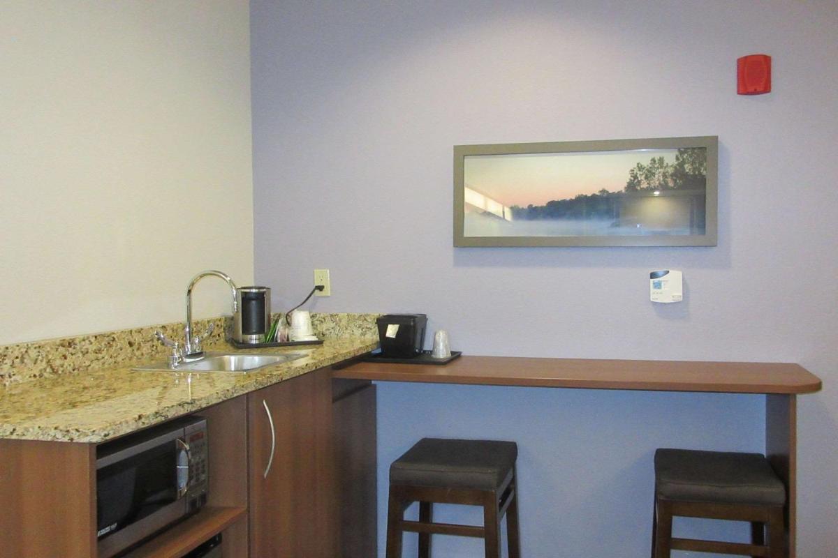 Quality Inn & Suites - image 6