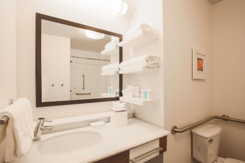 Hampton Inn & Suites Camarillo - image 42