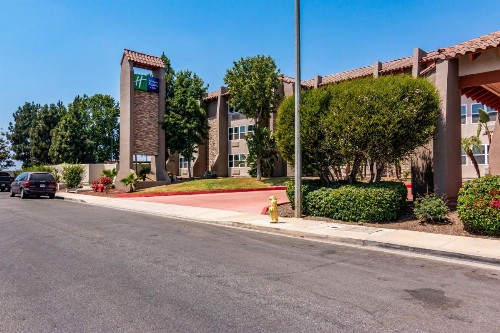 Holiday Inn Express & Suites Camarillo an IHG Hotel