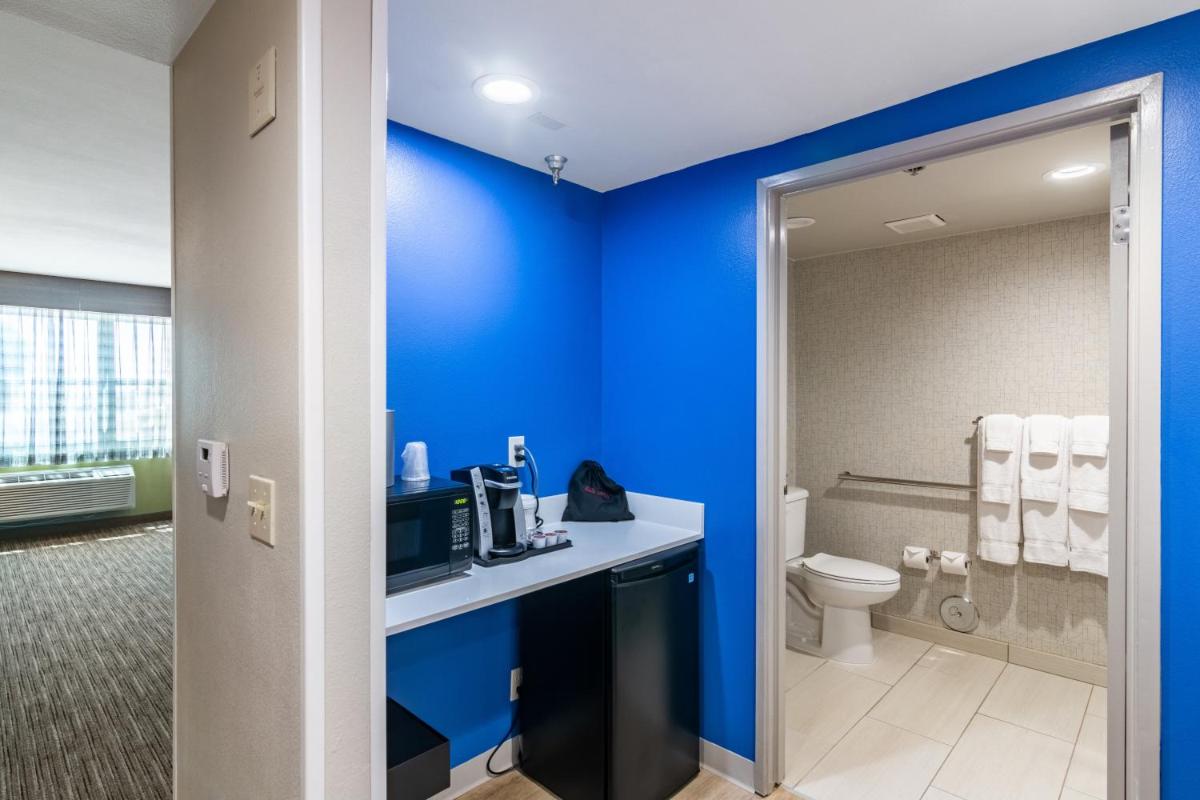 Holiday Inn Express & Suites Camarillo an IHG Hotel - image 2