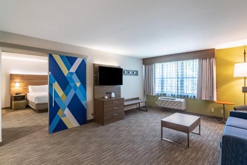 Holiday Inn Express & Suites Camarillo an IHG Hotel - image 21