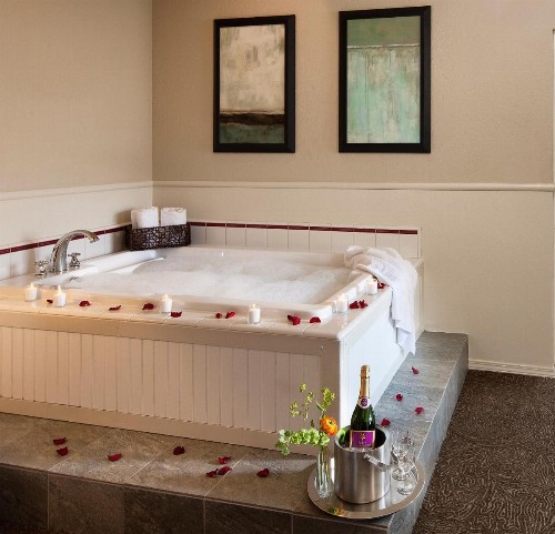 Cambria Landing Inn and Suites - image 5