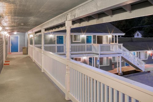 Creekside Inn Downtown - image 19