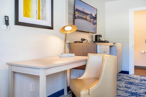 Creekside Inn Downtown - image 2