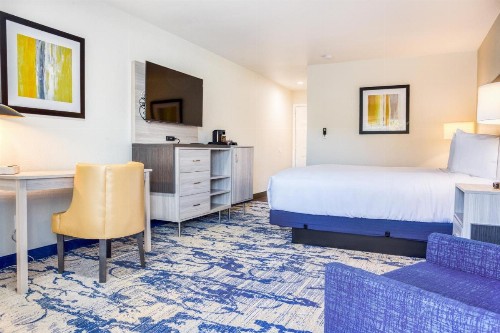 Creekside Inn Downtown - image 25