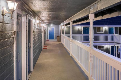 Creekside Inn Downtown - image 27