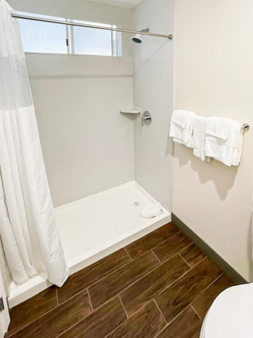 Creekside Inn Downtown - image 32