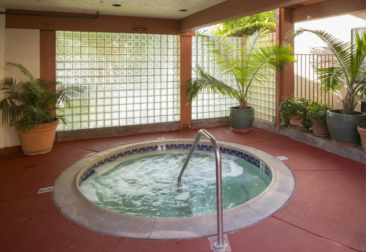 Campbell Inn Hotel - image 2