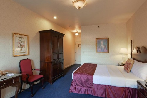 Carlyle Hotel - image 11