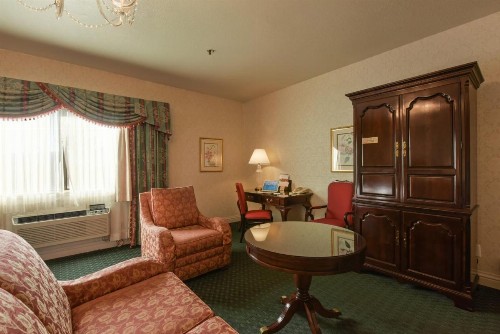 Carlyle Hotel - image 2