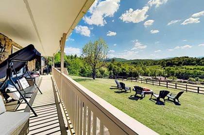 Higher Ground - Game Room - Stunning Mountain View home
