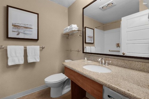 Schooner's Cove Inn - image 7