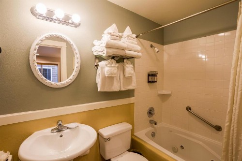 Lighthouse Inn - image 32
