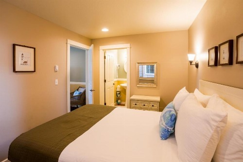 Lighthouse Inn - image 35