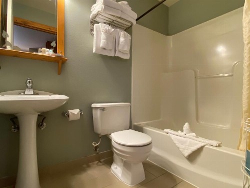 Lighthouse Inn - image 36