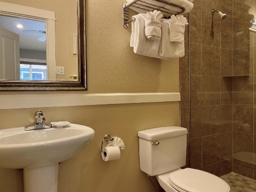 Lighthouse Inn - image 37