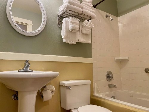 Lighthouse Inn - image 42