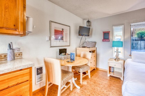 Beaches Inn | Pirates Cove Cabana 8 - image 11