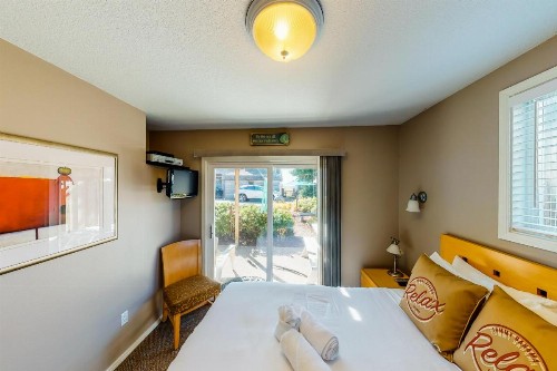 Sandals Inn | Oceanside Cabana - image 6
