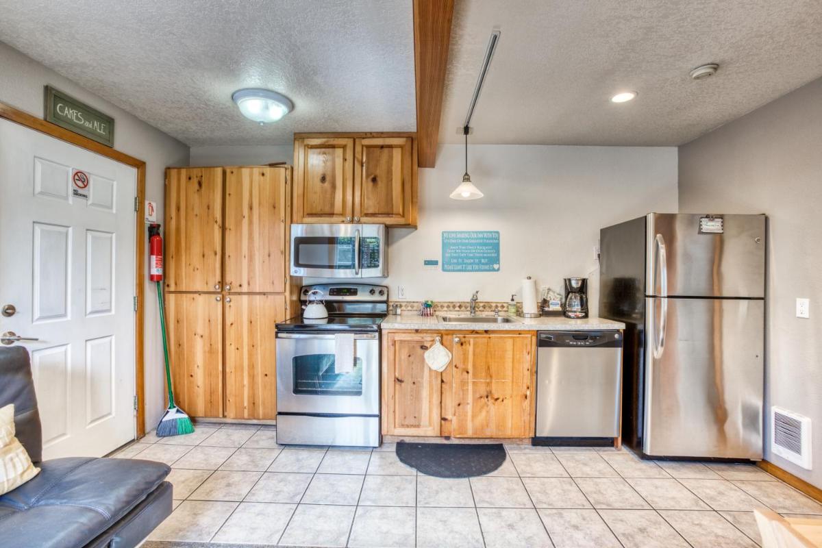 Beaches Inn | Sandpiper Pier Cottage - image 7