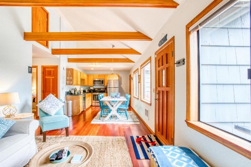Cozy Cannon Beach Cottage by the Sea - image 11