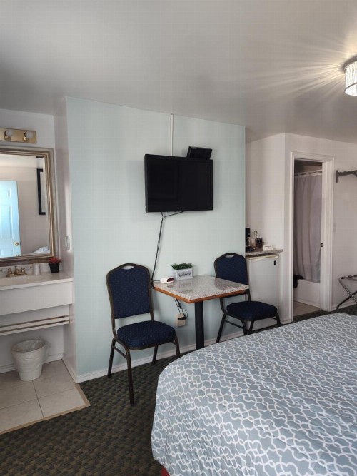 Colorado Inn Motel - image 13