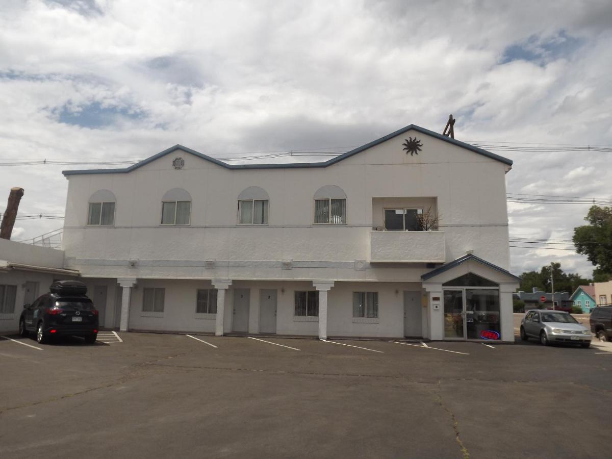 Colorado Inn Motel - image 2