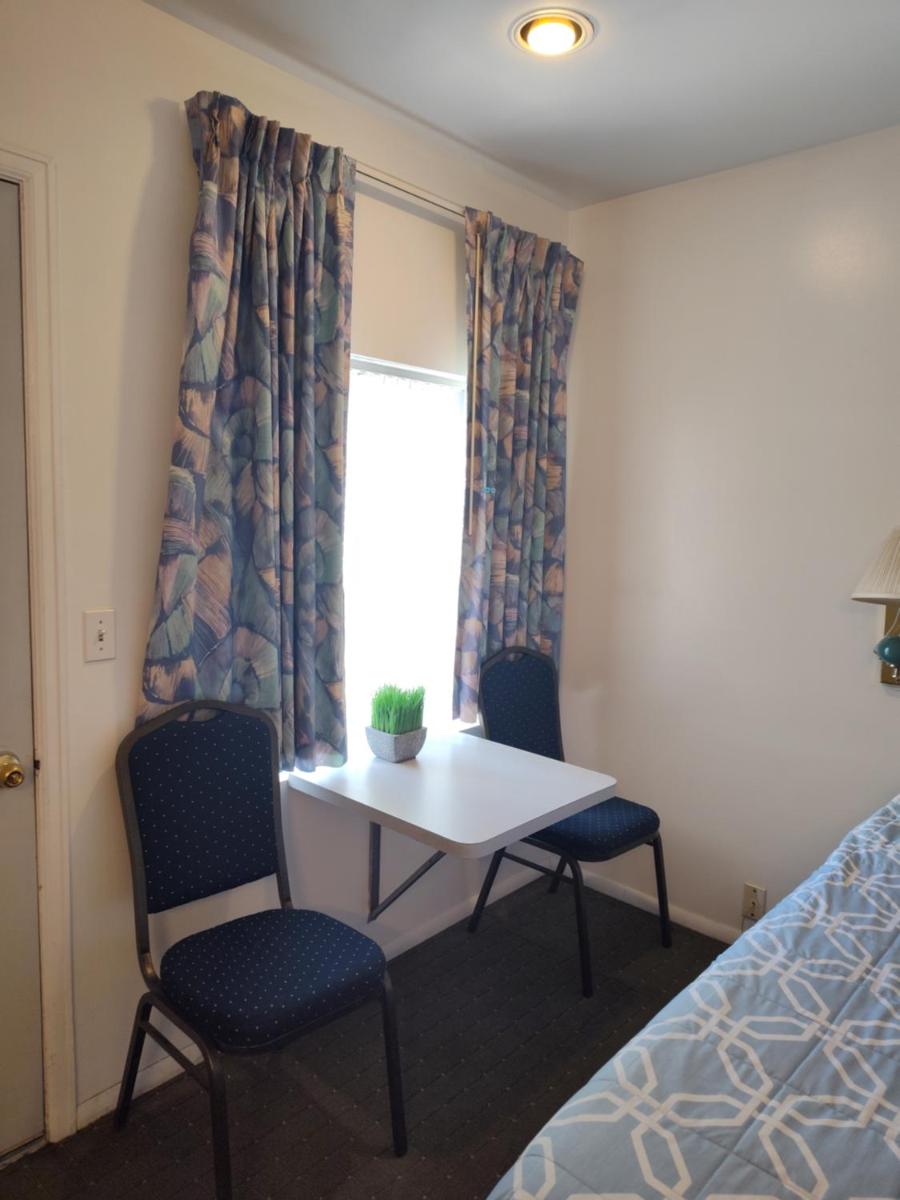 Colorado Inn Motel - image 7
